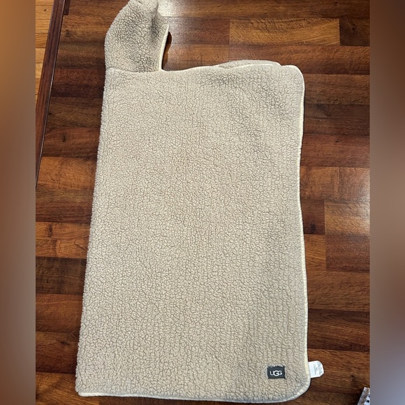 UGG Sherpa Hooded Throw Kids 50”x40” Cozy Cream Color - Picture 3 of 9